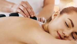 cliente de profissional de estética e cosmética relaxando