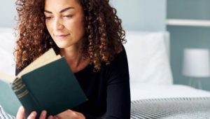 mulher lendo livro sobre departamento pessoal